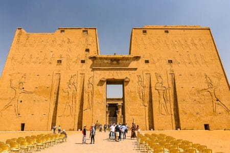 Attrezzature Per Il Suono E Le Luci Davanti Al Tempio Di Horus