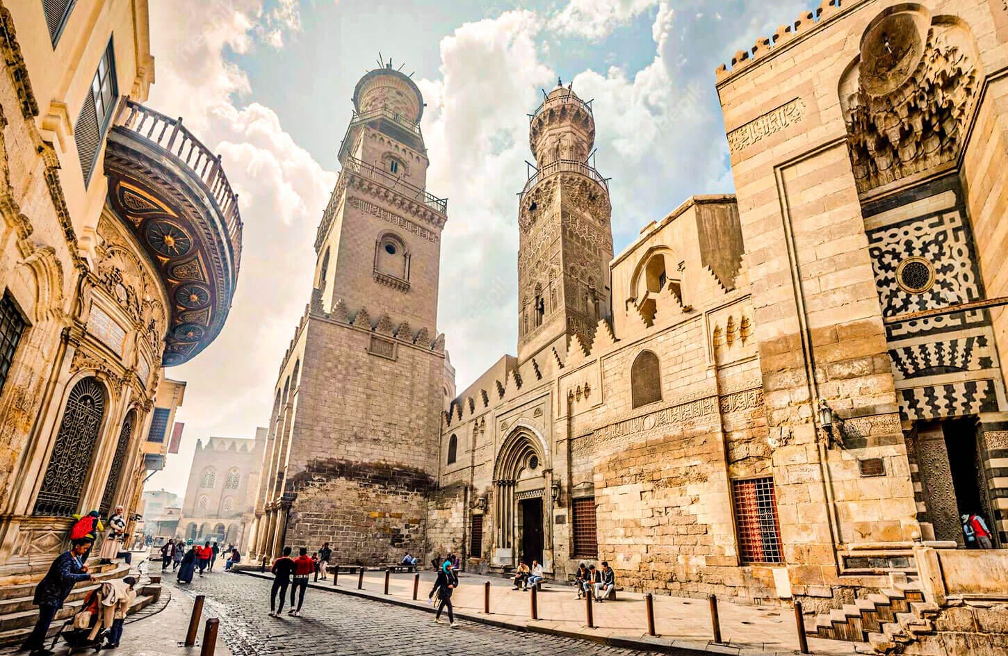 Godetevi La Passeggiata Nella Strada Di El Muizz A Cairo