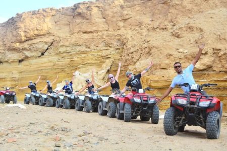 Grande Foto Di Gruppo Di Turisti In Marsa Alam Deserto Quad Bike