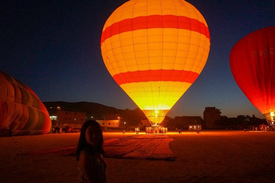 Immagine Di Un Turista Che Prepara Una Mongolfiera