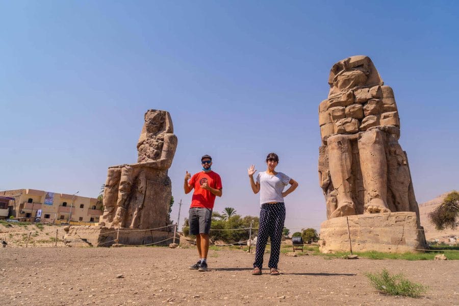 Immagine Di Una Coppia Che Visita Le Due Statue Di Mennone A Luxor