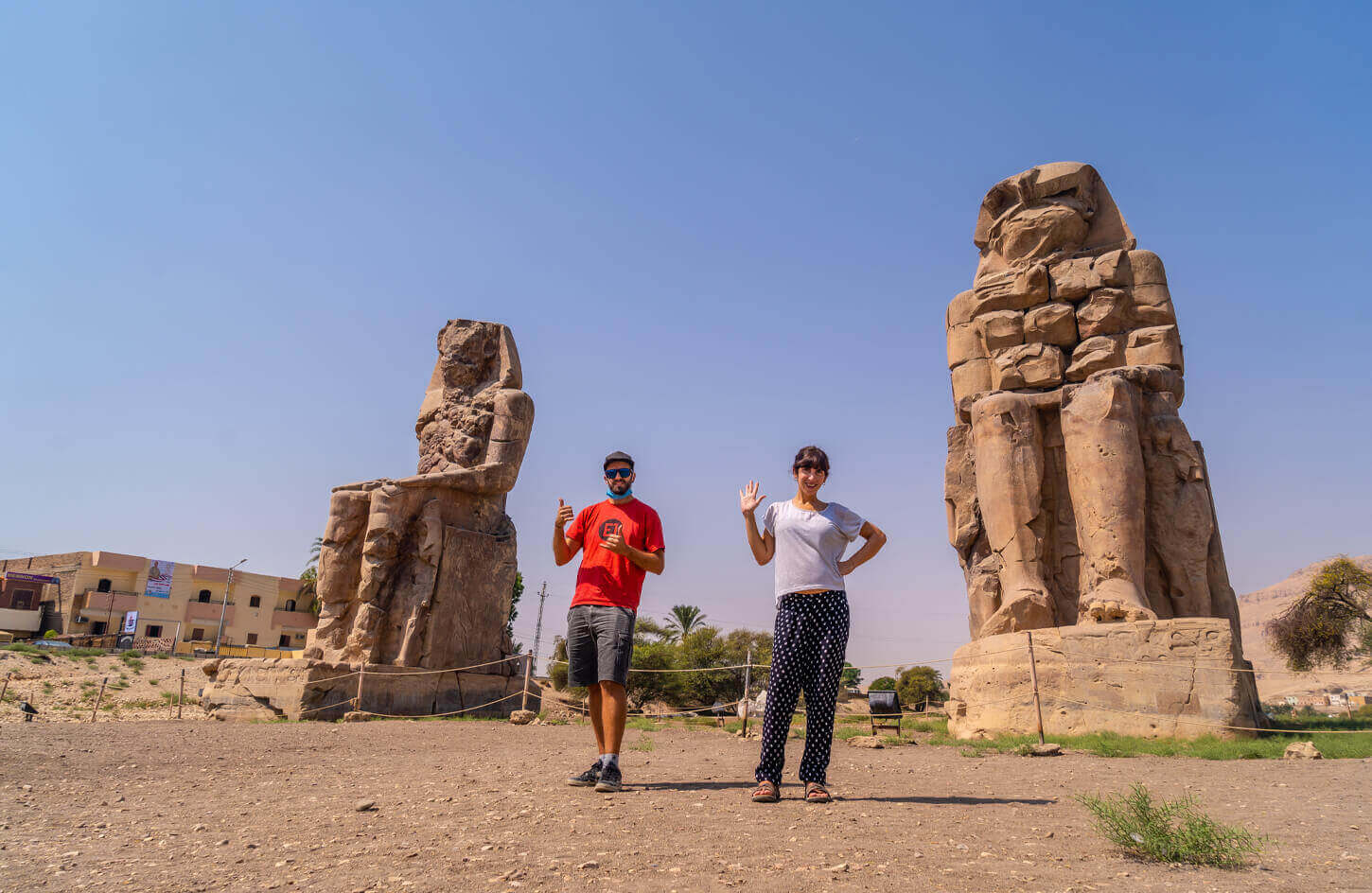 Immagine Di Una Coppia Che Visita Le Due Statue Di Mennone A Luxor