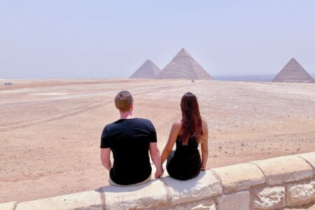 Immagine Di Una Coppia Davanti Alle Piramidi Di Giza