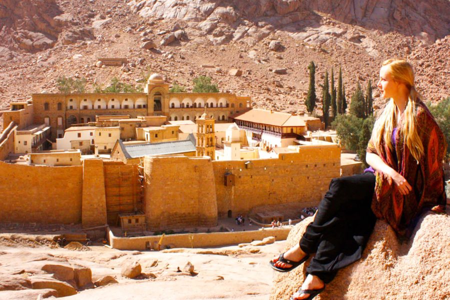 Immagine Meravigliosa Di Un Turista Davanti Al Monastero Di Santa Caterina