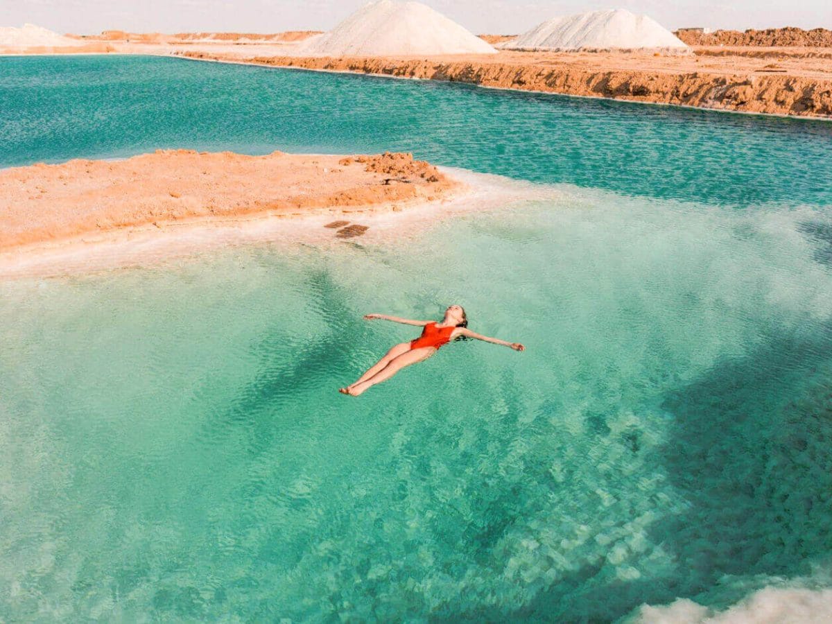 immagine meravigliosa di una ragazza nei laghi salati