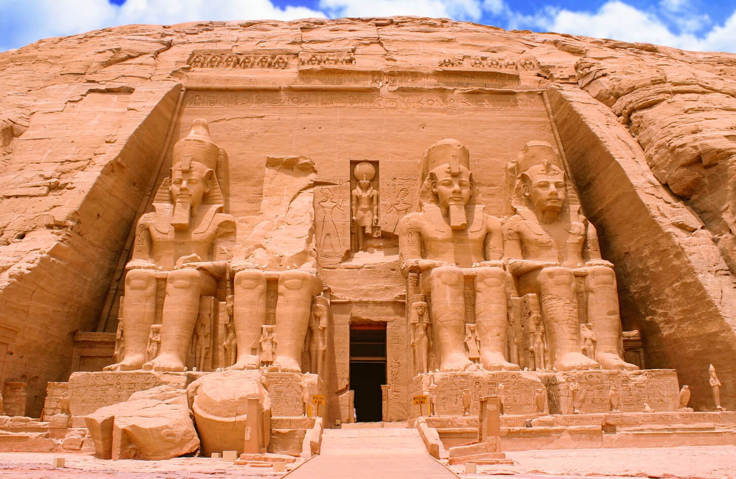 Le Statue Della Facciata Esterna Del Tempio Di Abu Simbel