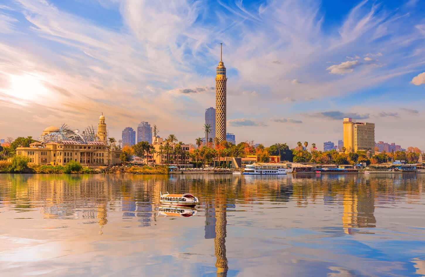 torre del cairo con il suo riflesso sul fiume nilo