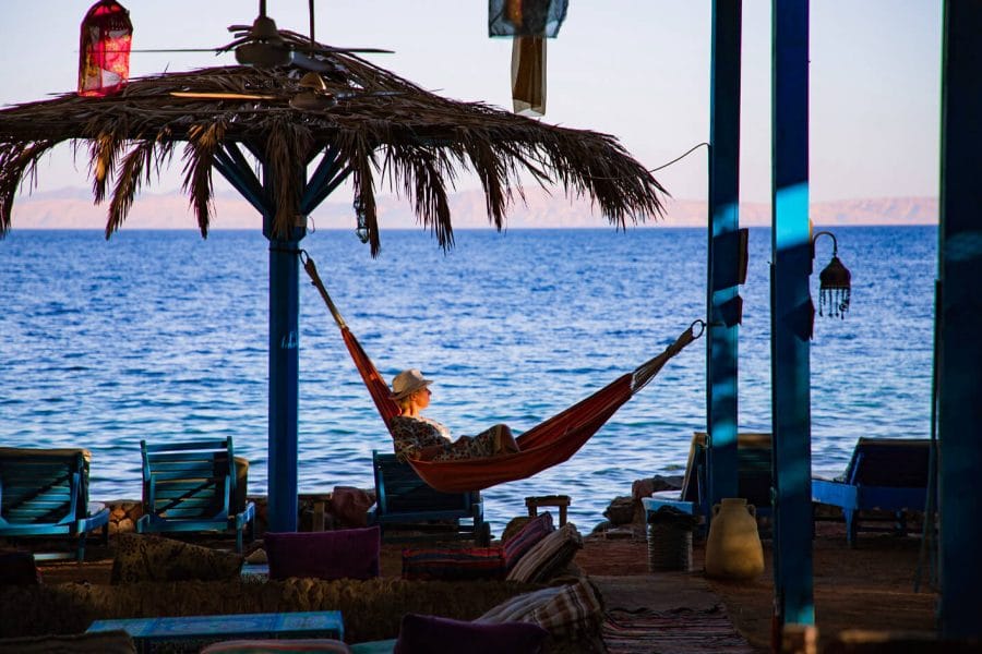 Un Turista Si Sta Rilassando Su Una Delle Meravigliose Spiagge Di Sharm El Sheikh