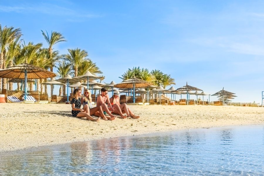 Una Bellissima Immagine Di Gruppo Di Turisti Sulla Spiaggia A Port Ghalib