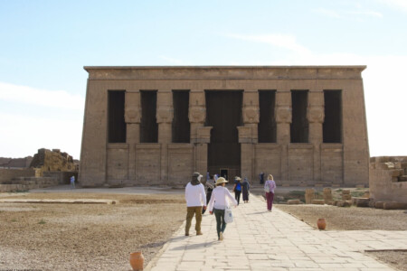 Una Grande Fotografia Di Alcuni Turisti Di Fronte Al Tempio Di Dendera