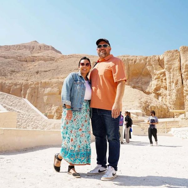 una meravigliosa immagine della coppia di fronte della valle dei re fuori