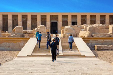 Una Meravigliosa Immagine Di Alcuni Visitatori Di Fronte Al Tempio Di Abydos