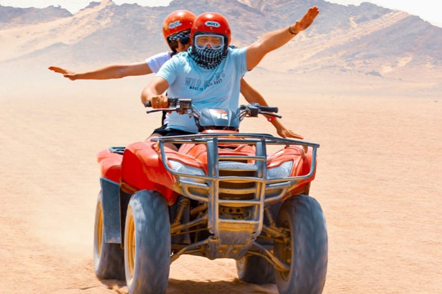 Uno Scatto Meraviglioso Di Due Persone Che Corrono In Quad Bike Da Una Delle Gite Safari In Hurghada