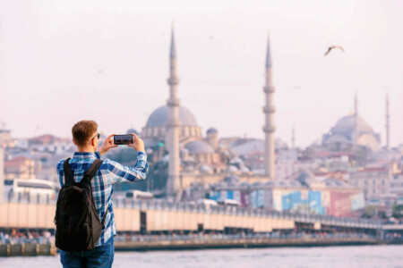 Limmagine Di Un Turista Che Fotografa La Moschea Blu In Turchia