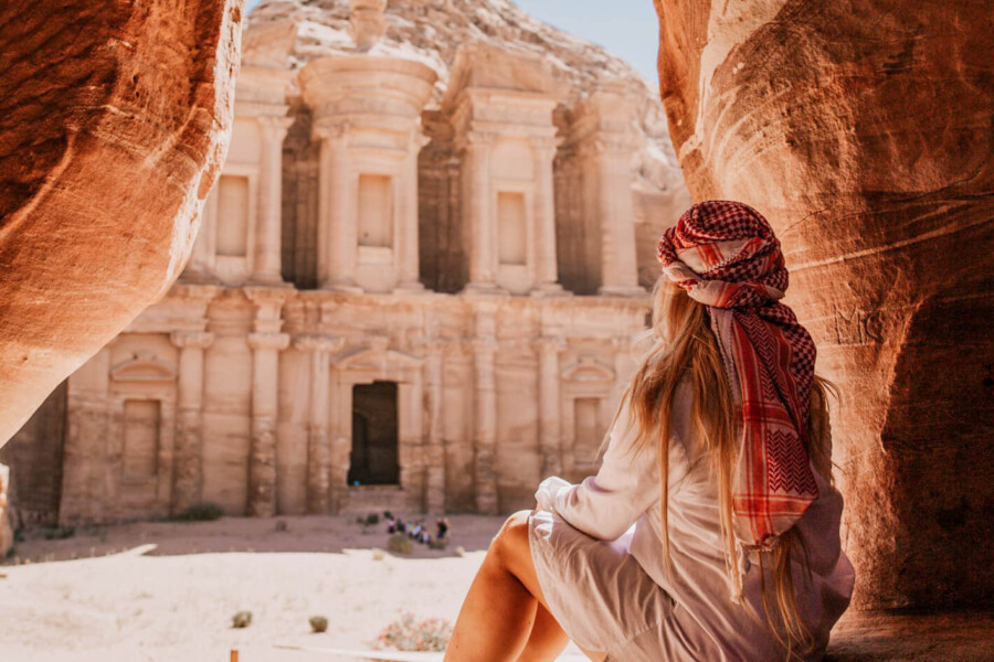 Un Meraviglioso Scatto Di Una Ragazza Da Una Delle Grotte Di Fronte Al Tempio Di Petra In Giordania