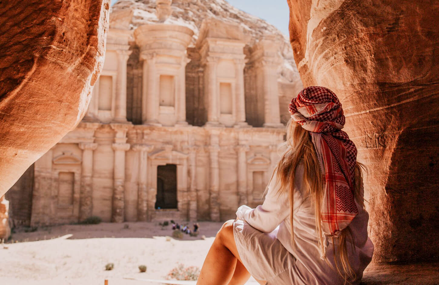 Un Meraviglioso Scatto Di Una Ragazza Da Una Delle Grotte Di Fronte Al Tempio Di Petra In Giordania