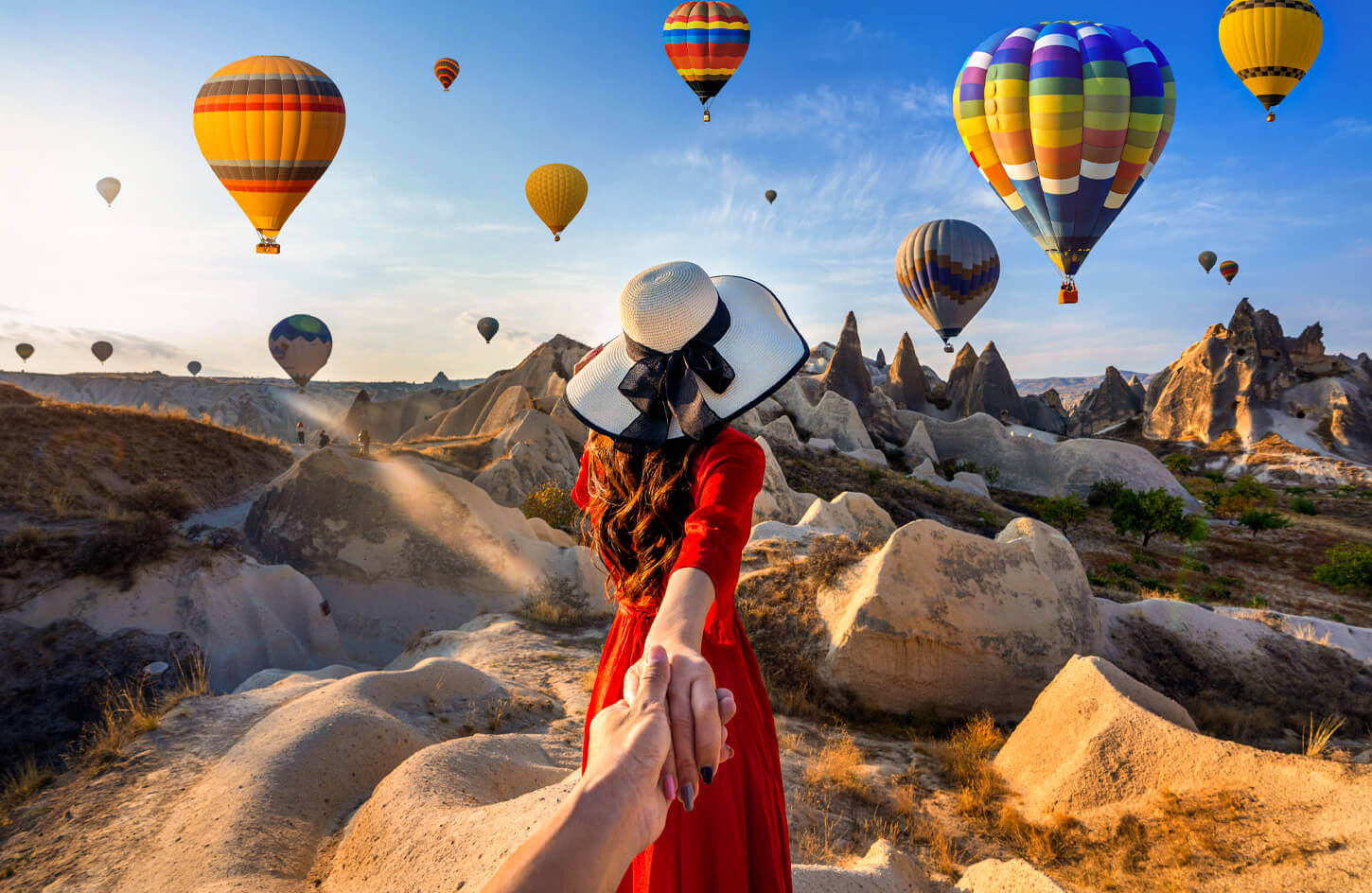 Uno Scatto Meraviglioso Di Un Turista In Cappadocia Turchia Con Palloni Aria Calda