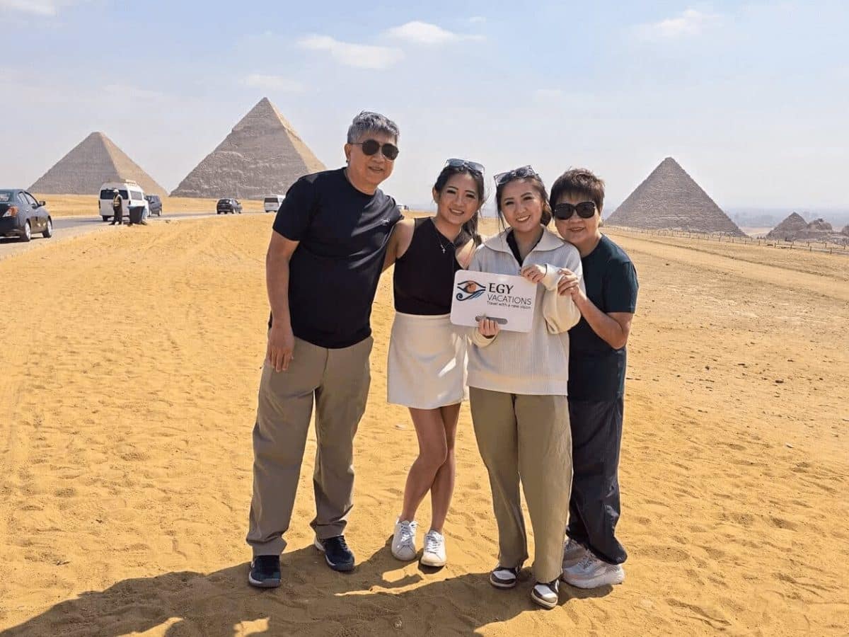 una meravigliosa foto di una famiglia di uno dei nostri clienti davanti alle piramidi