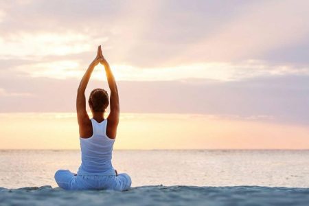 uno scatto meraviglioso di una ragazza che si rilassa davanti al mare